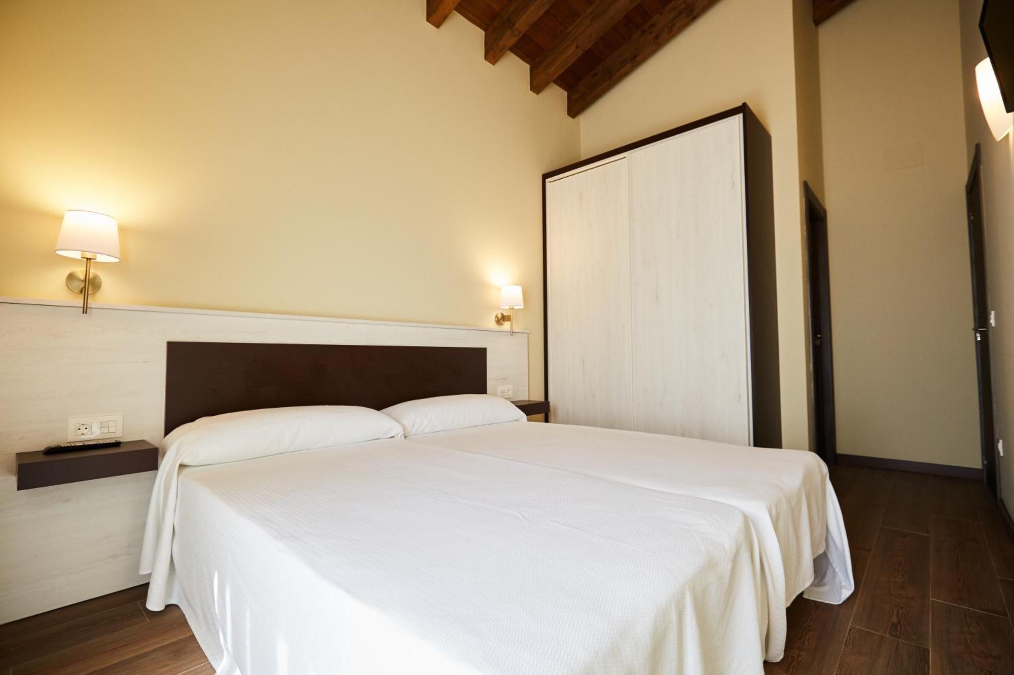 Apartamentos Rurales Casa La Piedra Collia Exterior photo
